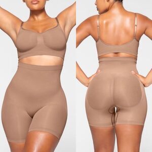 Skims Seamless Sculpt Mid Thigh Short in Sienna Size Small